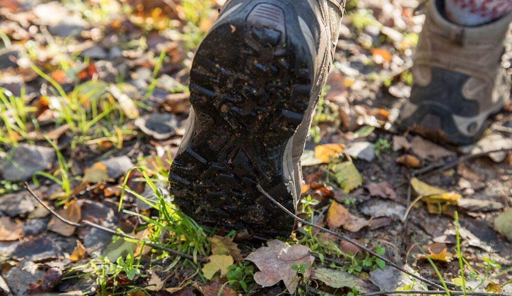 Schmutzige Schuhe beim Wandern