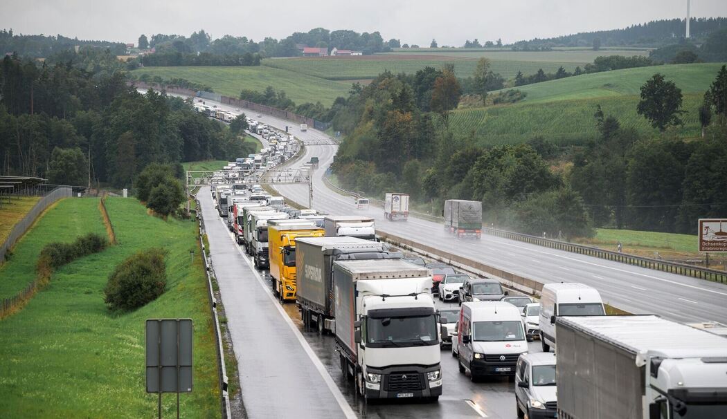 Vollsperrung wegen Lastwagenbrands auf der Autobahn 9
