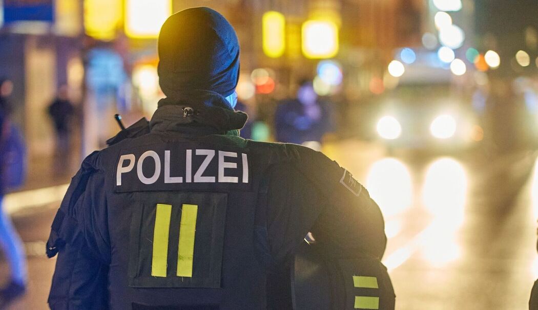 Polizeibeamte stehen am Rande einer Demonstration