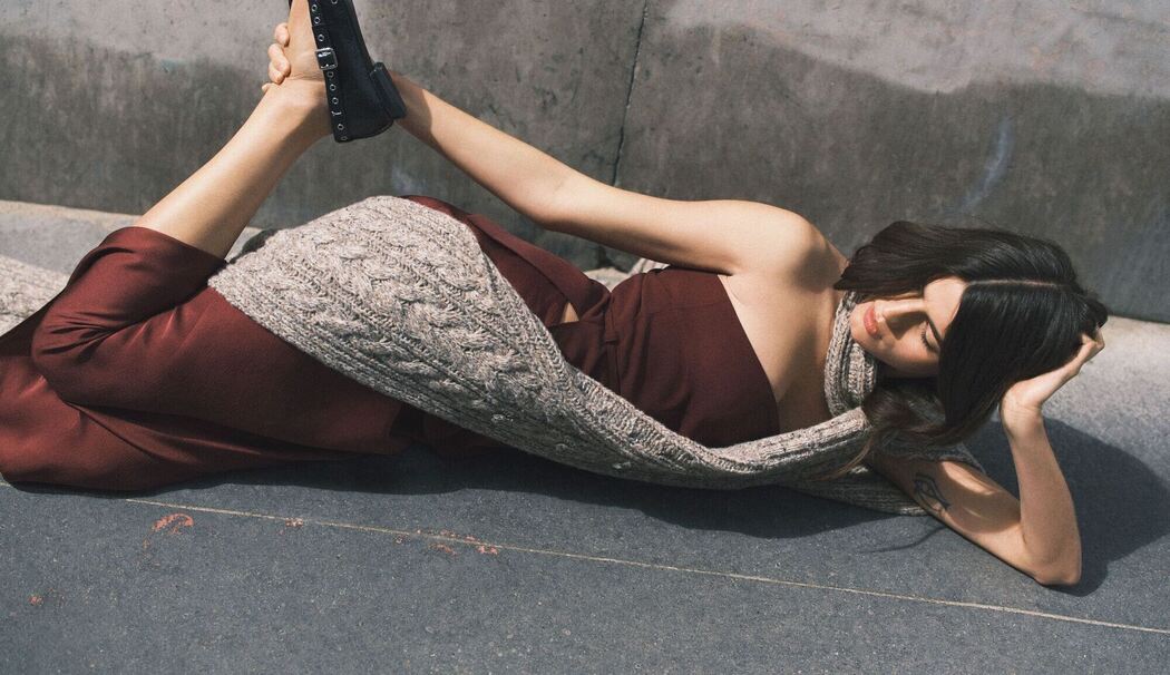 Braunes Kleid mit Grobstrick-Schal von Fabienne Chapot