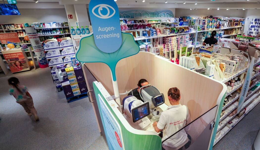 Drogeriemarktkette dm bietet Gesundheitsdienstleistungen an.