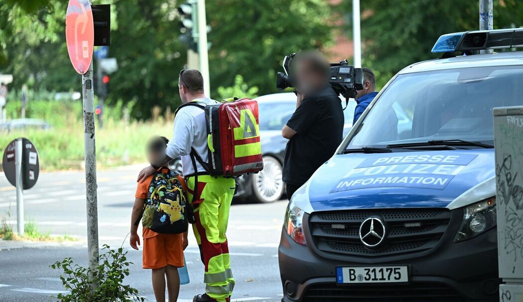 Auto fährt in Berlin-Wedding in Menschengruppe
