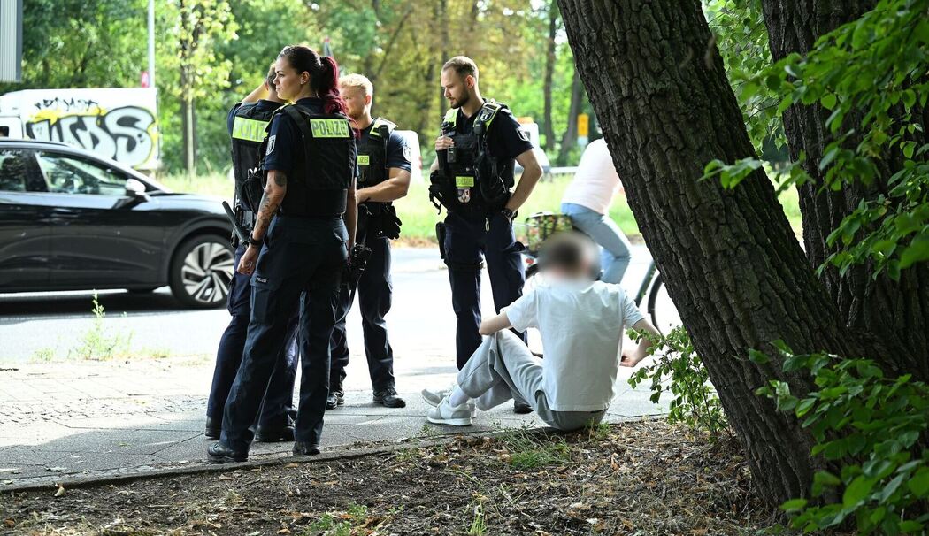 Auto fährt in Berlin-Wedding in Menschengruppe