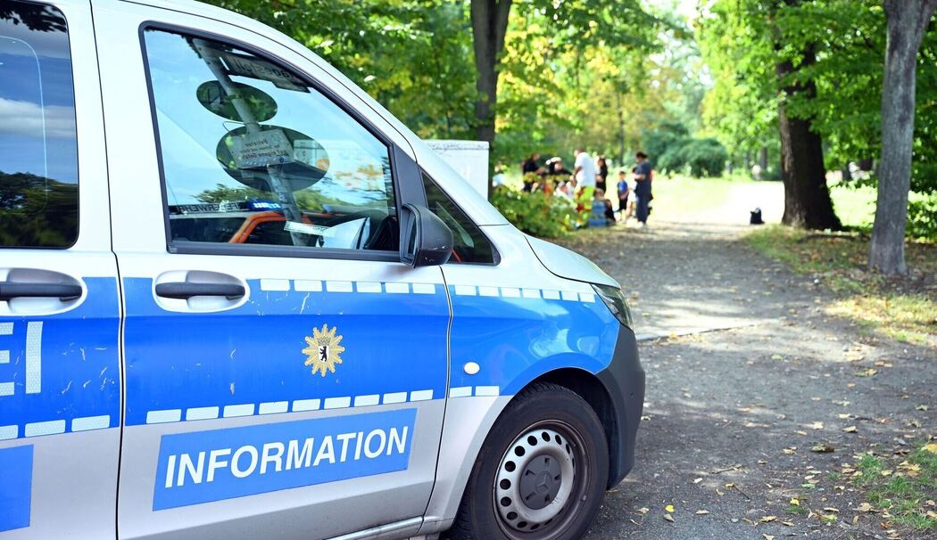Auto fährt in Berlin-Wedding in Menschengruppe