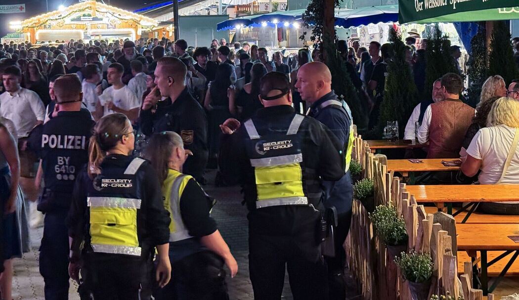 Polizei räumt Gillamoos-Volksfest wegen Unwetters