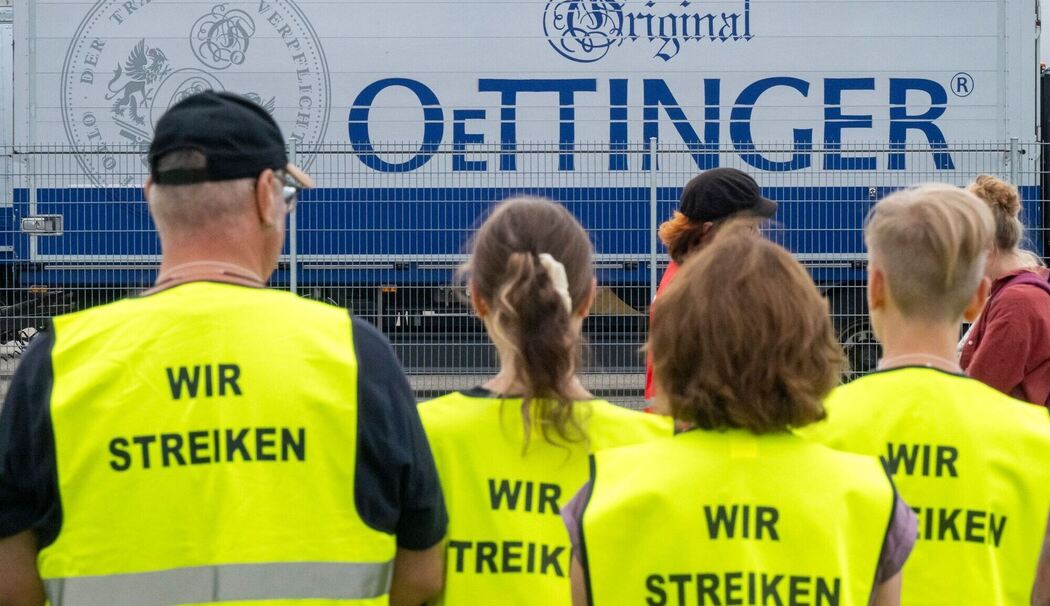 Demonstration vor Oettinger-Brauerei