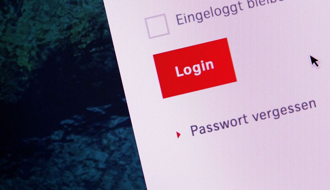 Login ist auf dem Dislay eines Laptops zu sehen