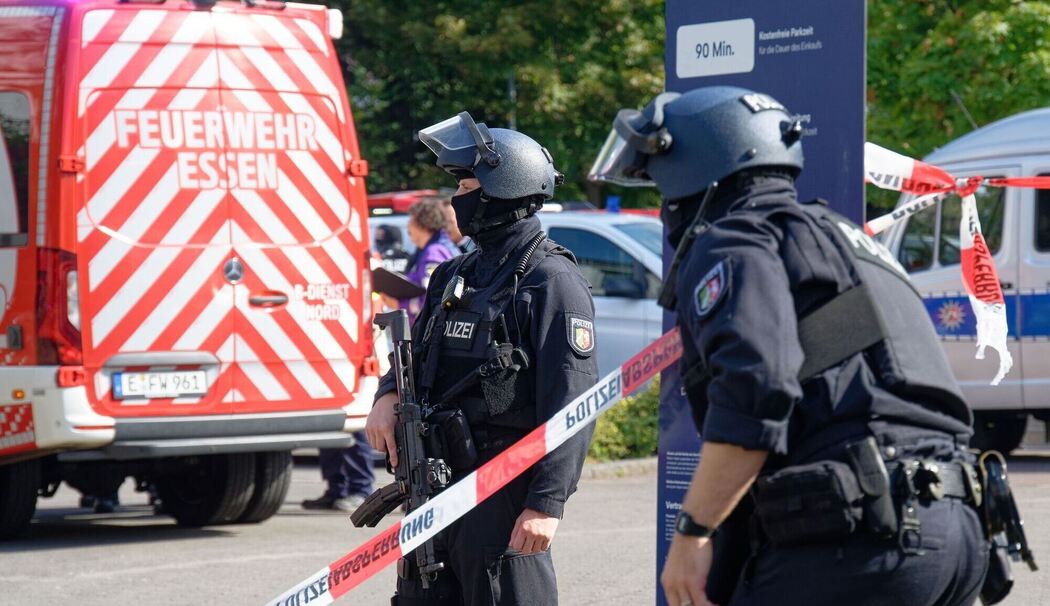 Polizeieinsatz an Berufskolleg in Essen - Lehrkraft verletzt