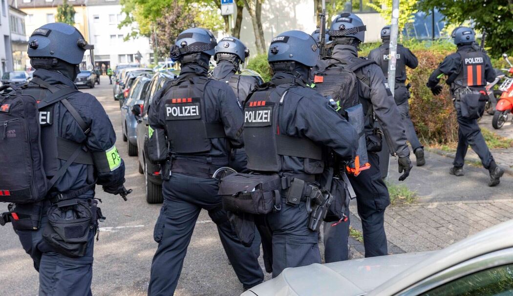 Polizeieinsatz an Berufskolleg in Essen - Lehrkraft verletzt