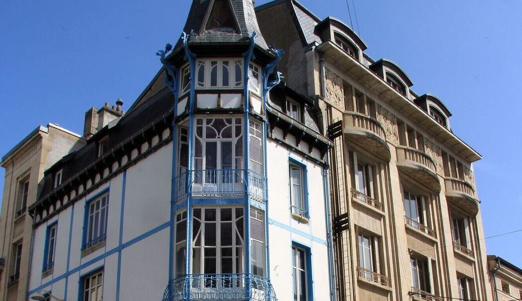 Eckhaus an der Rue Clodoin mit Art-Deco-Fassade (r)