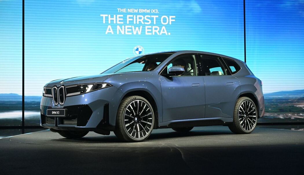 BMW iX3 steht bei der Premiere vor Beginn der IAA auf der Bühne