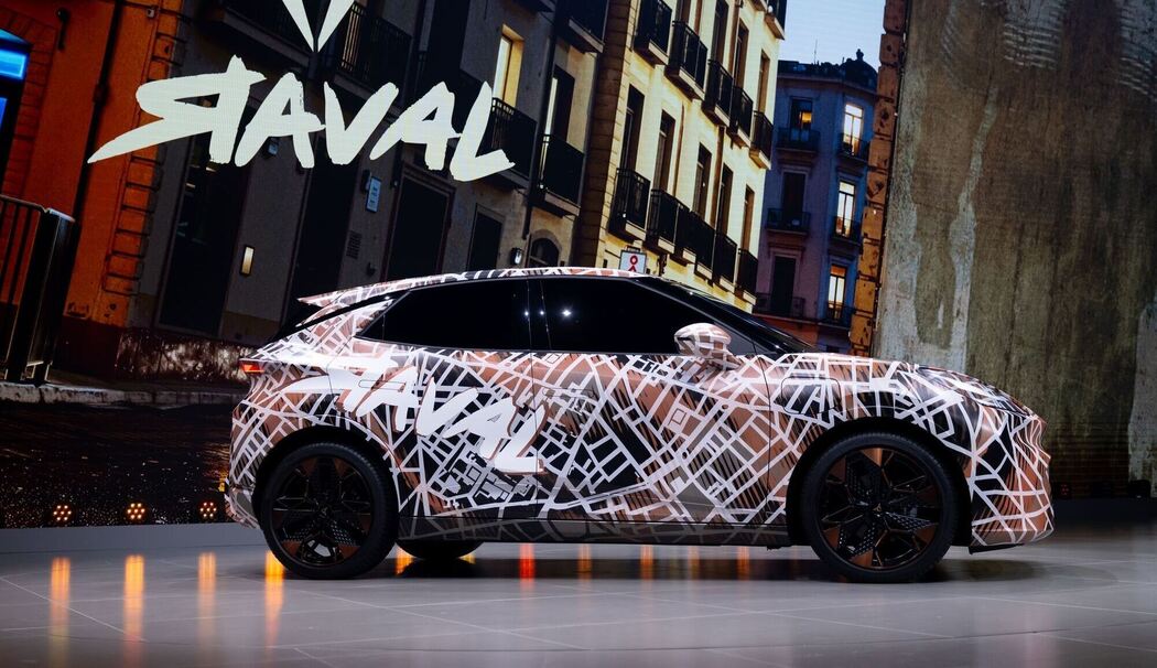 Cupra Raval steht vor Beginn der IAA auf der Bühne