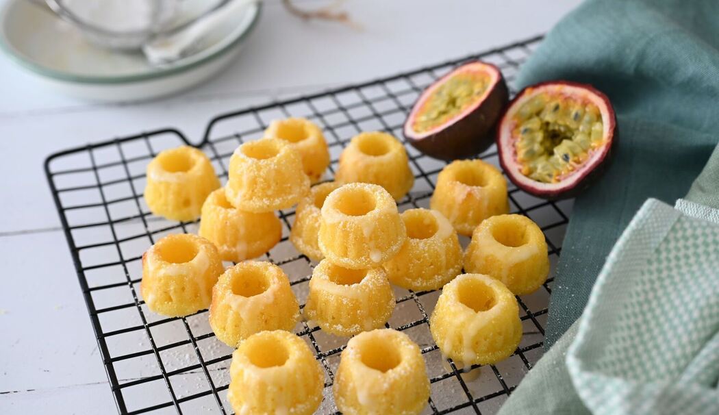 Mini-Guglhupf mit Passionsfrucht und Buttermilch