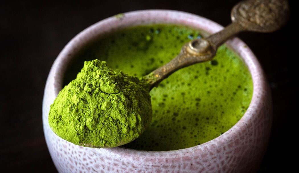 Matcha in einer Rakuschale