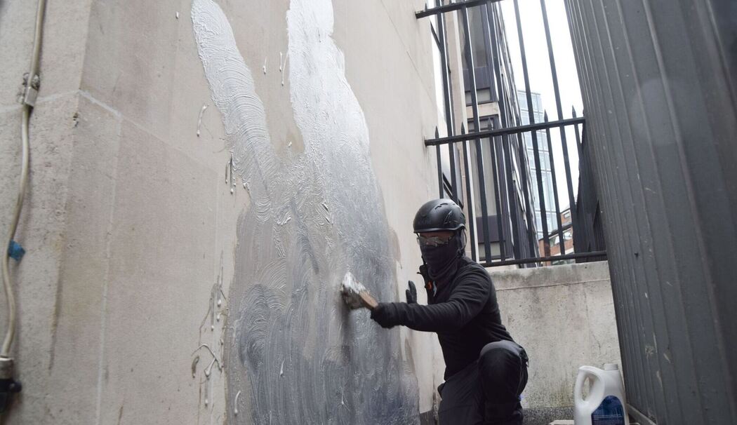 Neues Banksy-Werk an Londoner Gerichtsgebäude bald weg