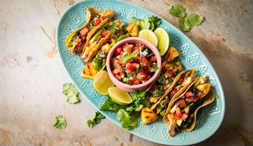 Hähnchen-Tacos mit Pico de Gallo, Chimichurri und Avocado