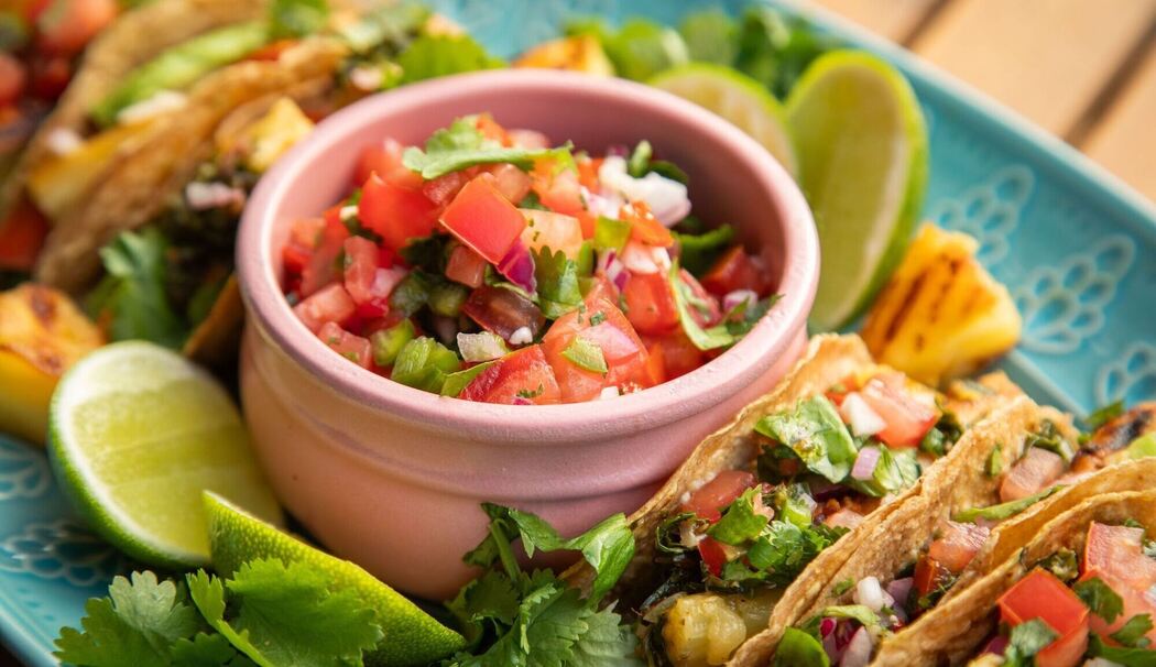 Salsa als Topping von Tacos