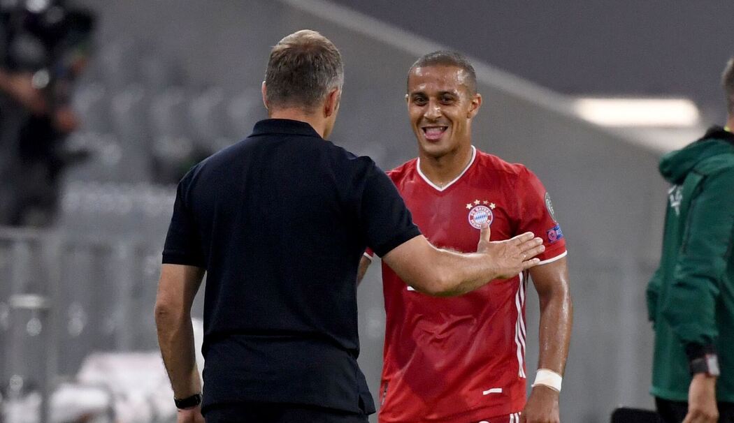 Thiago Alcántara (r) und Hansi Flick