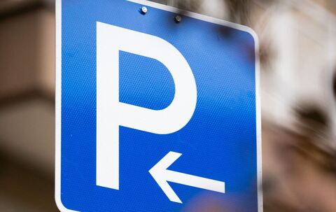 Parkschild mit Richtungspfeil