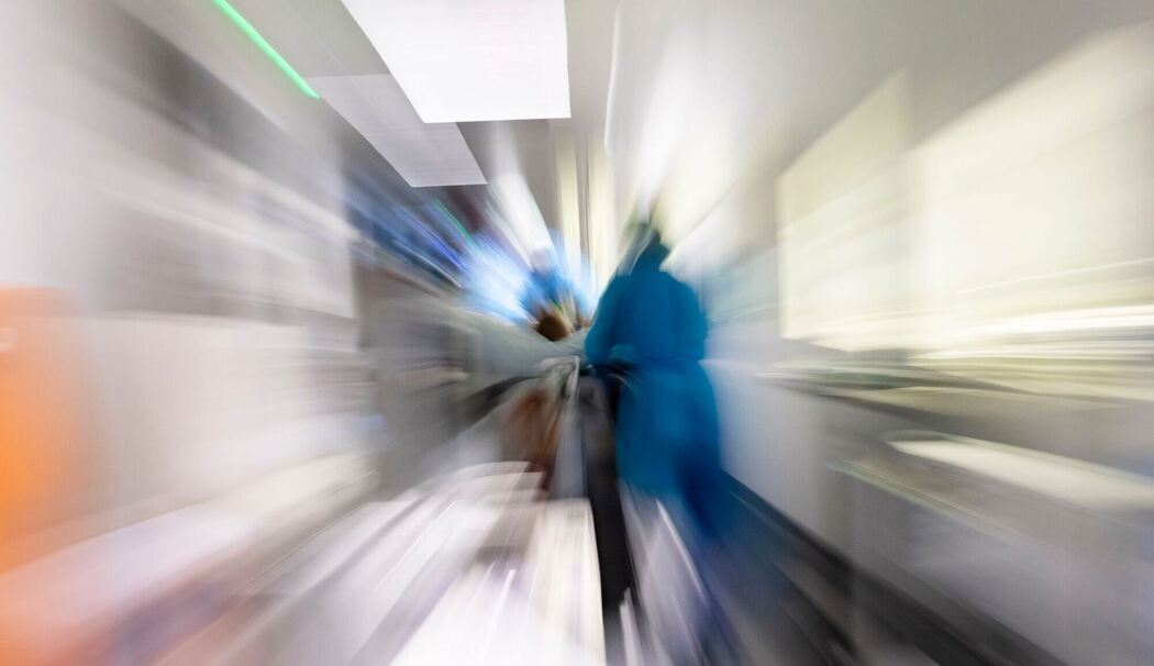 Pflegekräfte transportieren einen Patienten einer Intensivstation