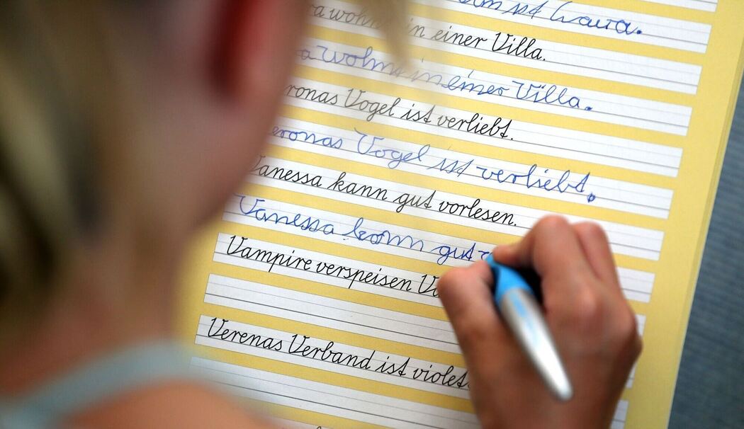 Mädchen schreibt in der Grundschule