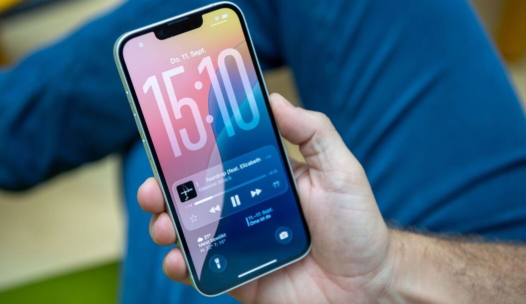 Ein Mann nutzt iOS 26 auf einem iPhone