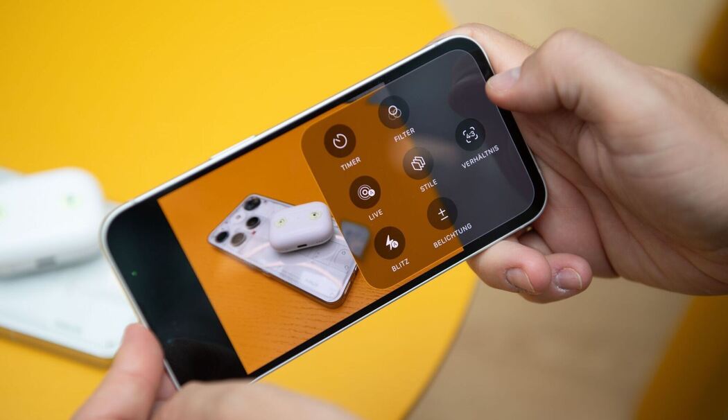 Ein Mann nutzt iOS 26 auf einem iPhone