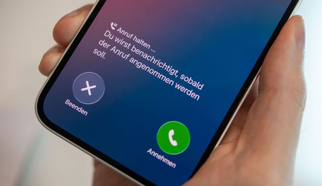 Ein Mann nutzt iOS 26 auf einem iPhone