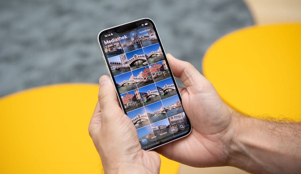 Ein Mann nutzt iOS 26 auf einem iPhone