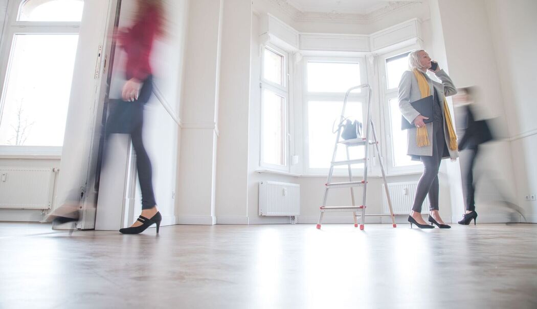 Personen besichtigen eine Wohnung