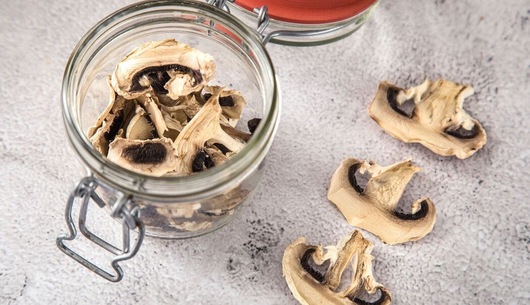 Getrocknete Champignons liegen in einem Schraubglas