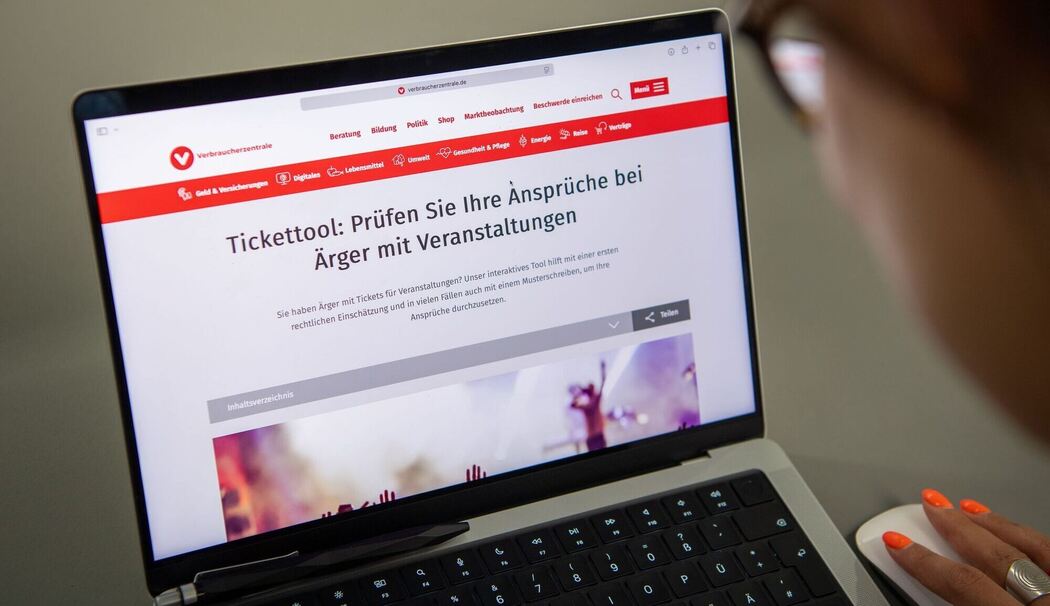 Eine Frau nutzt die Tickettool-Webseite der Verbraucherzentrale