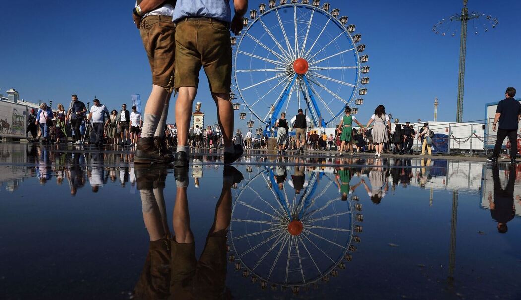 Oktoberfestbesucher und das Riesenrad