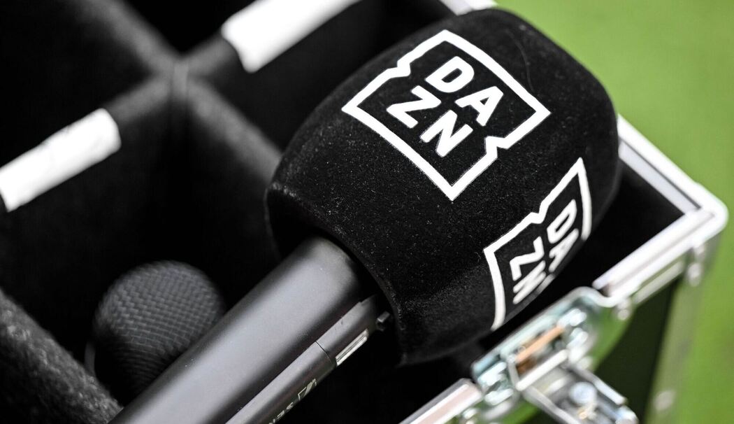 Ein Mikrofon mit dem Logo von DAZN
