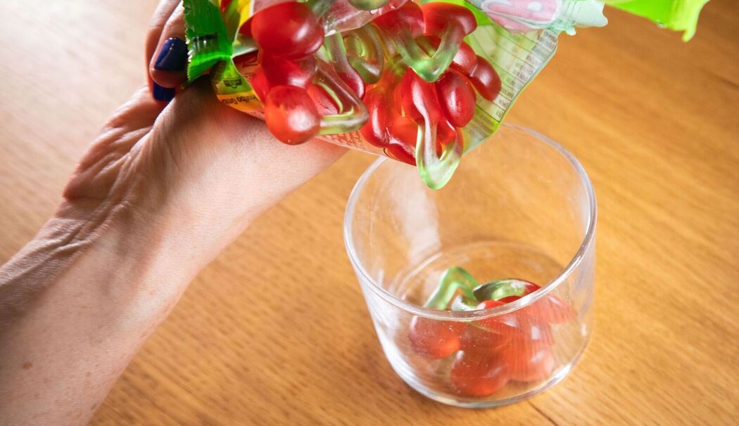 Fruchtgummi in ein Glas füllen