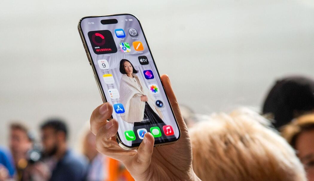 Eine Person haelt ein iPhone Air in der Hand