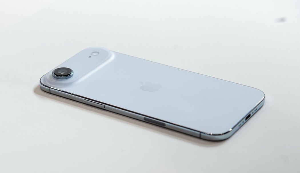 Ein iPhone Air liegt auf dem Tisch