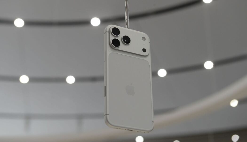 Ein iPhone 17 Pro in der Farbe Silber