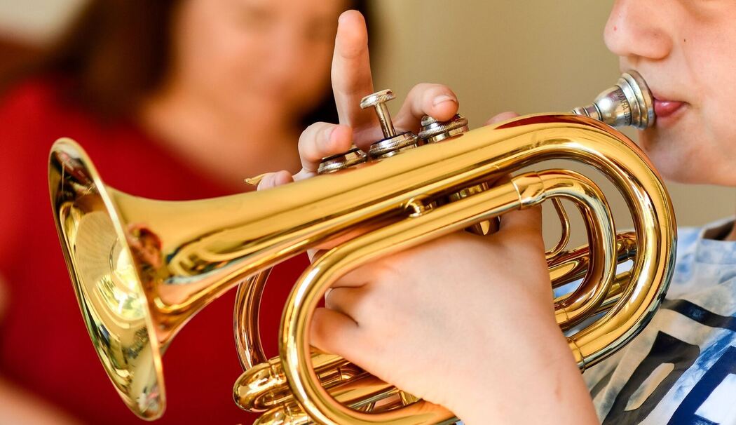 Eine Person spielt ein Blasinstrument