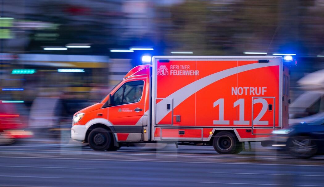 Rettungswagen fährt mit Blaulicht zum Einsatz