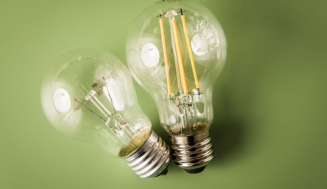 Eine Glühlampe und eine LED-Leuchte mit Glühfadenoptik