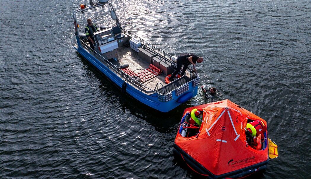Zukünftige Astronauten beim Wasser-Rettungstraining