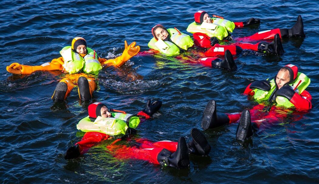 Zukünftige Astronauten beim Wasser-Rettungstraining