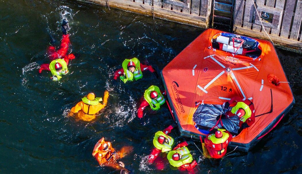 Zukünftige Astronauten beim Wasser-Rettungstraining