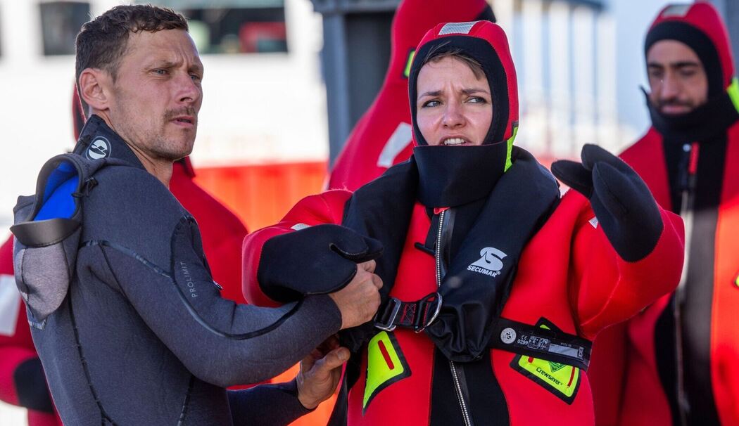 Zukünftige Astronauten beim Wasser-Rettungstraining