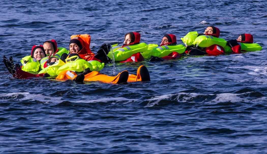 Zukünftige Astronauten beim Wasser-Rettungstraining