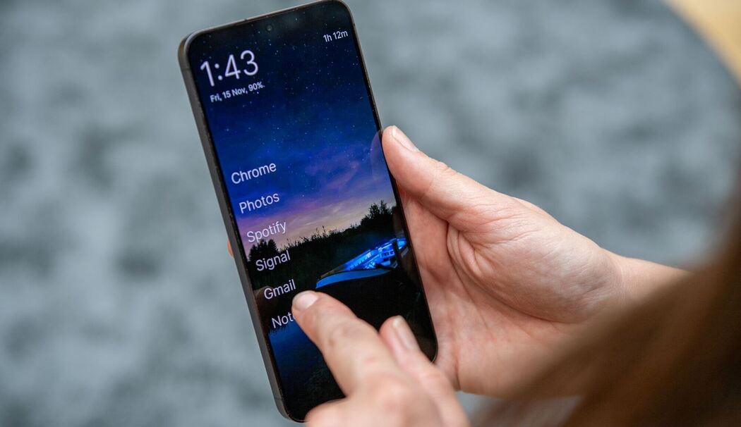 Eine Frau nutzt die App Olauncher auf einem Android-Handy