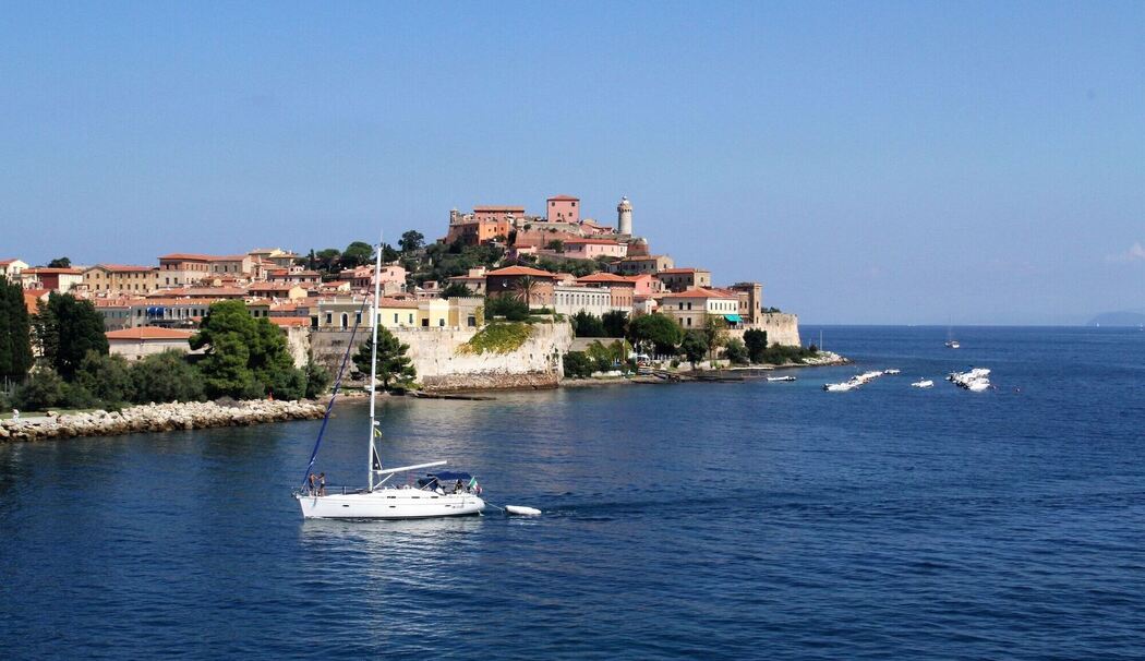 Eine Segelyacht vor der italienischen Insel Elba.