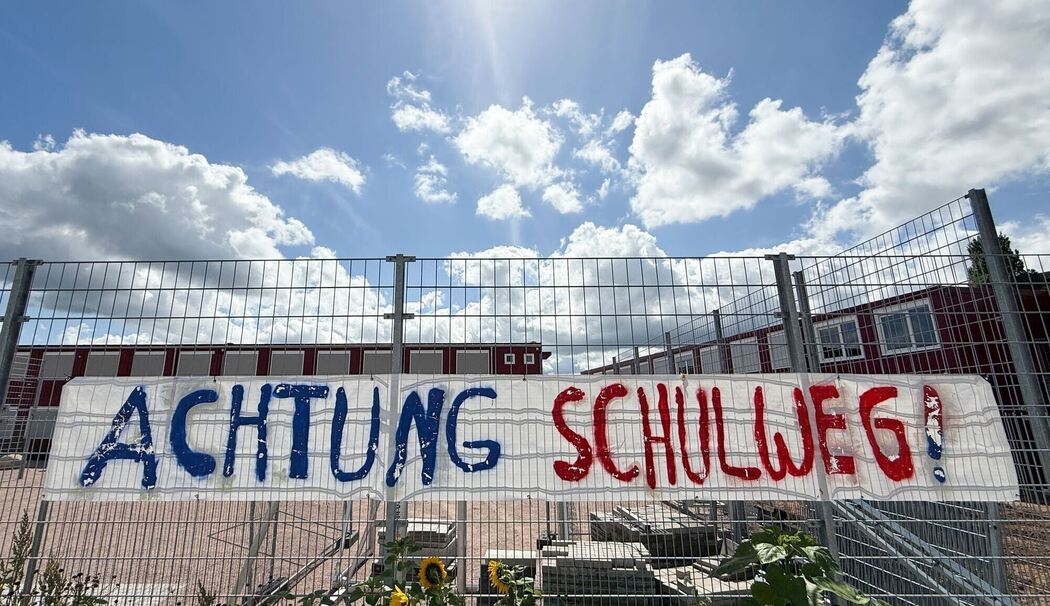 Transparent mit dem Text «Achtung - Schulweg!»