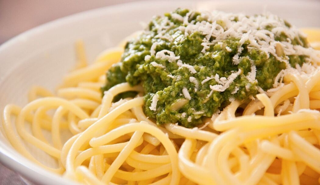 Basilikum Pesto auf Spaghetti mit Parmesan